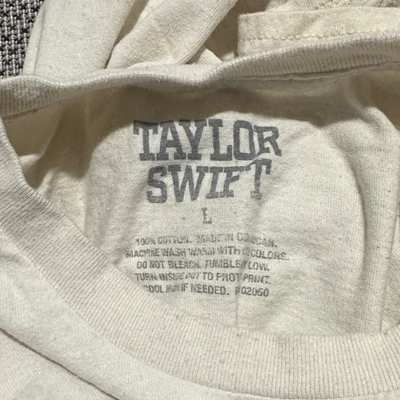 Taylor Swift Cream Graphic Tee - Picture 4 of 4
